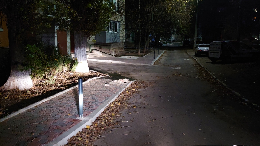 В Николаеве раскурочили новый тротуар и выломали металлический столбик