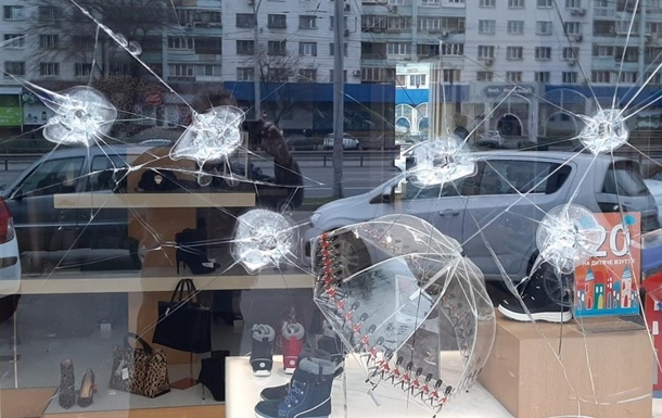В Киеве расстреляли обувной магазин. Видео