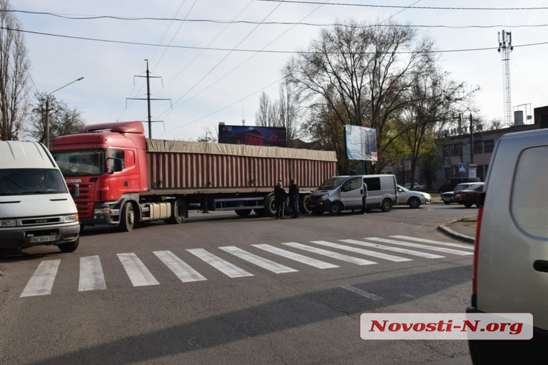 В Николаеве столкнулись фура и микроавтобус — движение затруднено