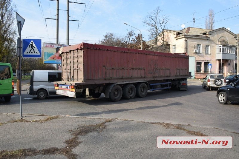 В Николаеве столкнулись фура и микроавтобус — движение затруднено