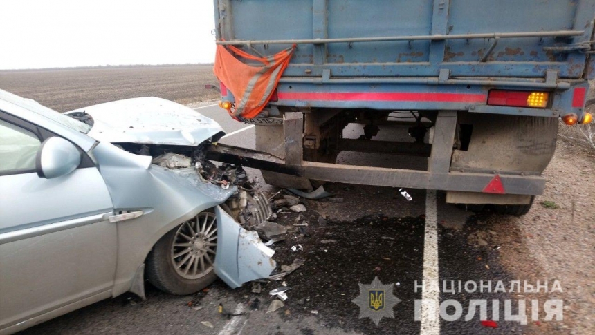На Николаевщине Hyundai «влетел» в КамАЗ — пострадал водитель легковушки