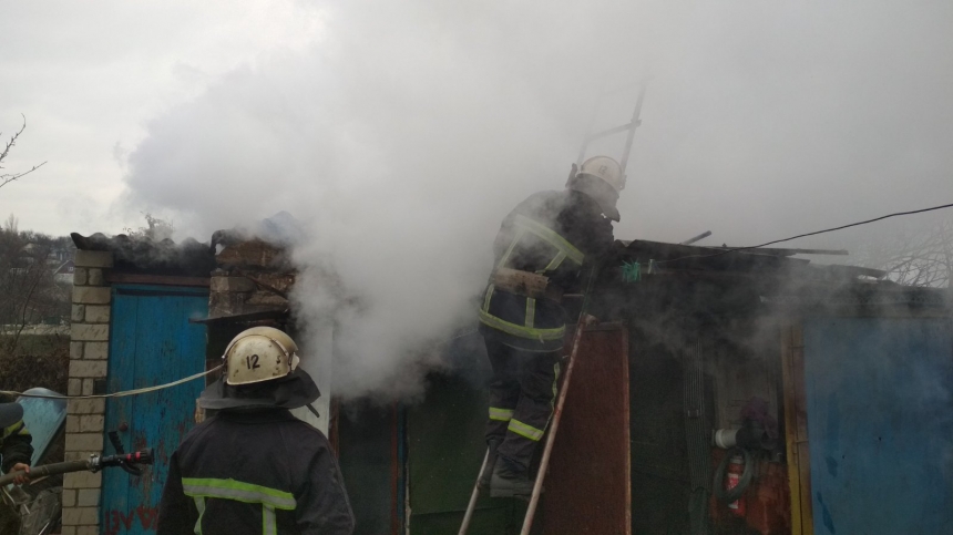 В Вознесенске пожарные потушили загоревшуюся хозпостройку — никто не пострадал