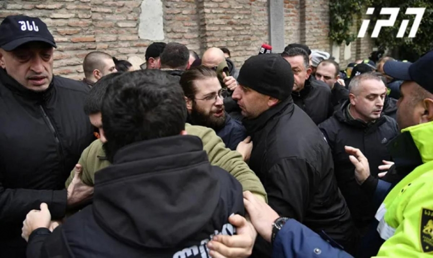 В Грузии под офисом провластной партии пикетчики подрались с полицией