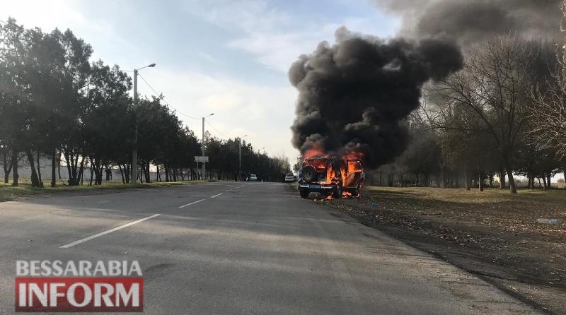 В Одесской области по дороге на задержание у полицейских загорелось авто