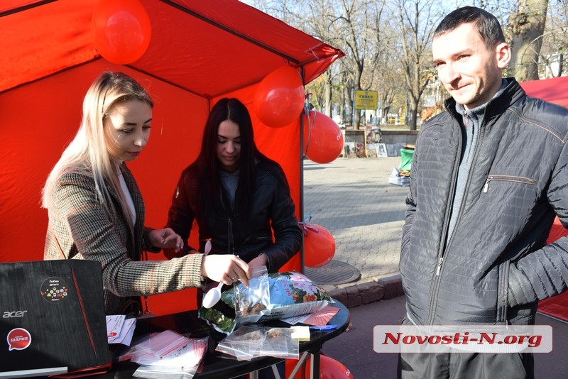 В Николаеве активисты Шария раздают землю в пакетиках — «пока бесплатная»