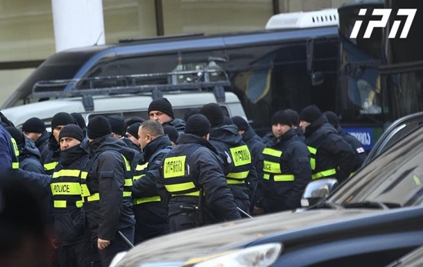 Спецназ начал разгон демонстрантов в Тбилиси. Онлайн
