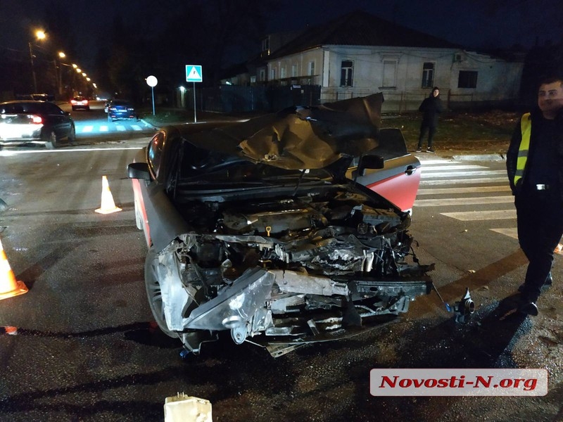 В центре Николаева девушка на Hyundai врезалась в Ford — двое пострадавших