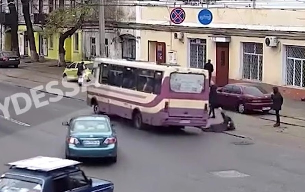 В Одессе пассажирка выпала из маршрутки. ВИДЕО