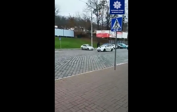 В Черновцах юноша ради лайков пробежался по полицейскому автомобилю. ВИДЕО