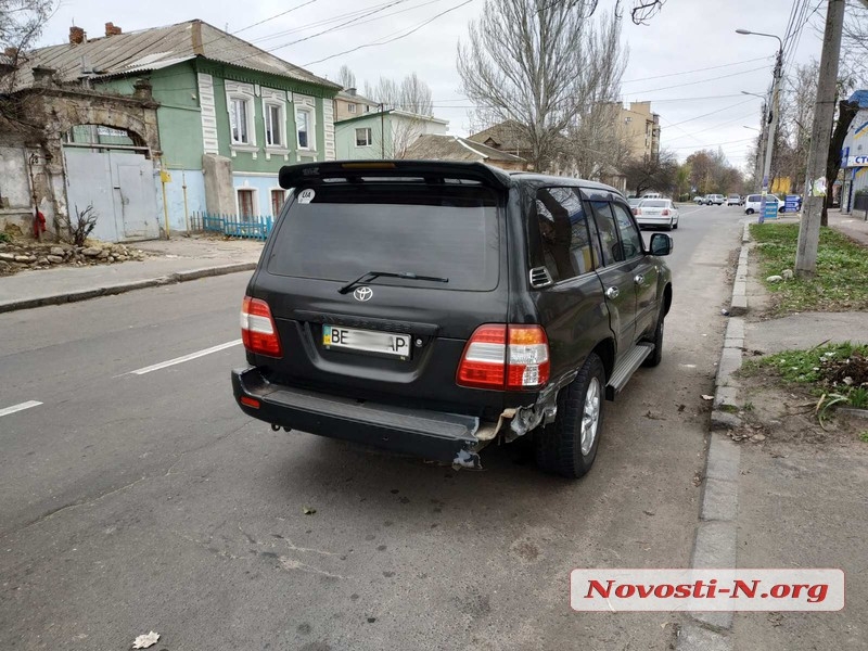 В центре Николаева столкнулись Toyota Land Cruiser и «ВАЗ»