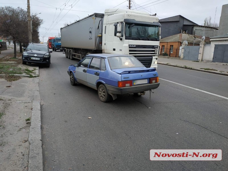 В центре Николаева столкнулись Toyota Land Cruiser и «ВАЗ»