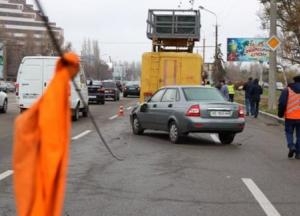 Троллейбусный контактный провод сорвался на проезжающие автомобили. ВИДЕО