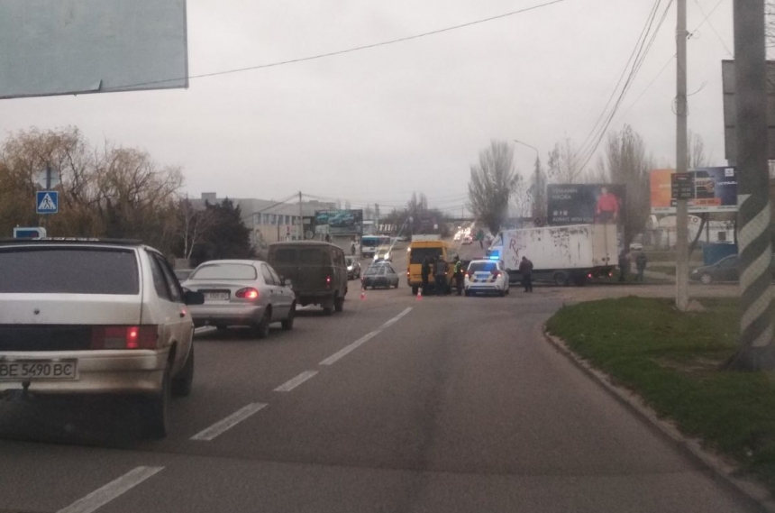 В Николаеве микроавтобус перевернул «пирожок» «Николаевоблтеплоэнерго»