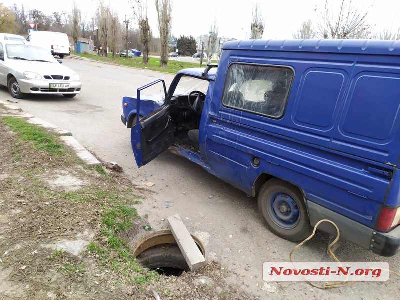 В Николаеве микроавтобус перевернул «пирожок» «Николаевоблтеплоэнерго»