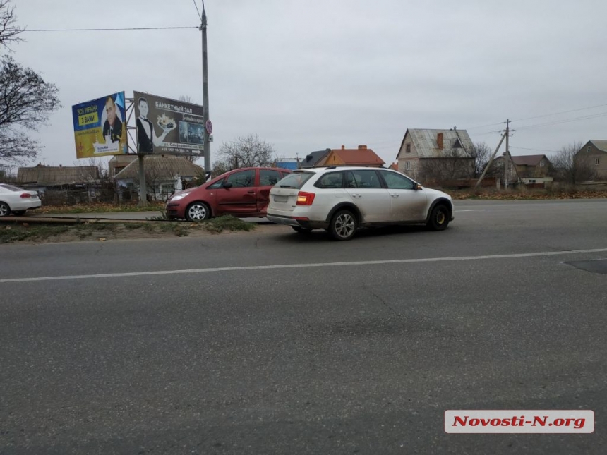 На перегоне в Николаеве столкнулись «Мицубиси» и «Шкода»