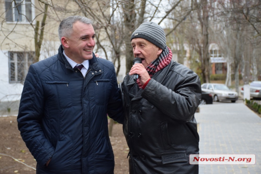 В Николаеве на месте «гнидничка» открыли сквер имени бывшего ректора НУК Александрова