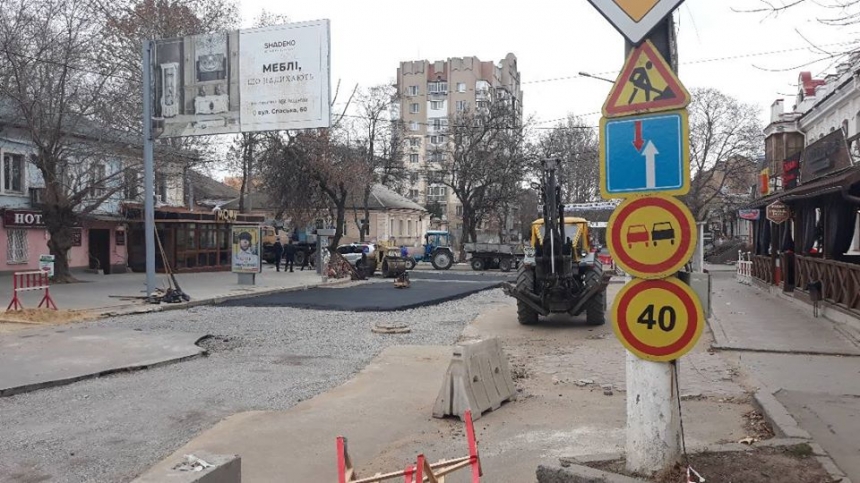 В центре Николаева в мороз укладывают асфальт. ФОТО