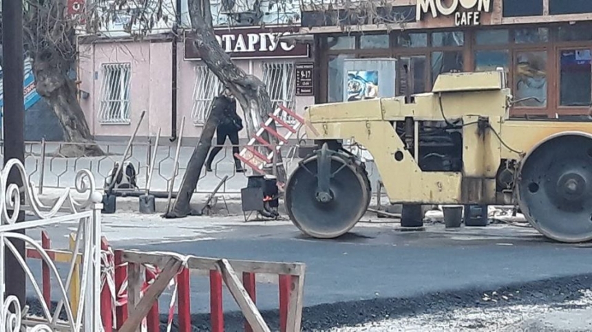 В центре Николаева в мороз укладывают асфальт. ФОТО