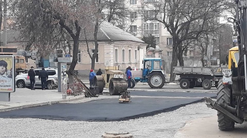 В центре Николаева в мороз укладывают асфальт. ФОТО