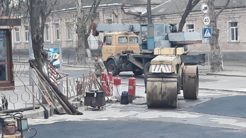 В центре Николаева в мороз укладывают асфальт. ФОТО