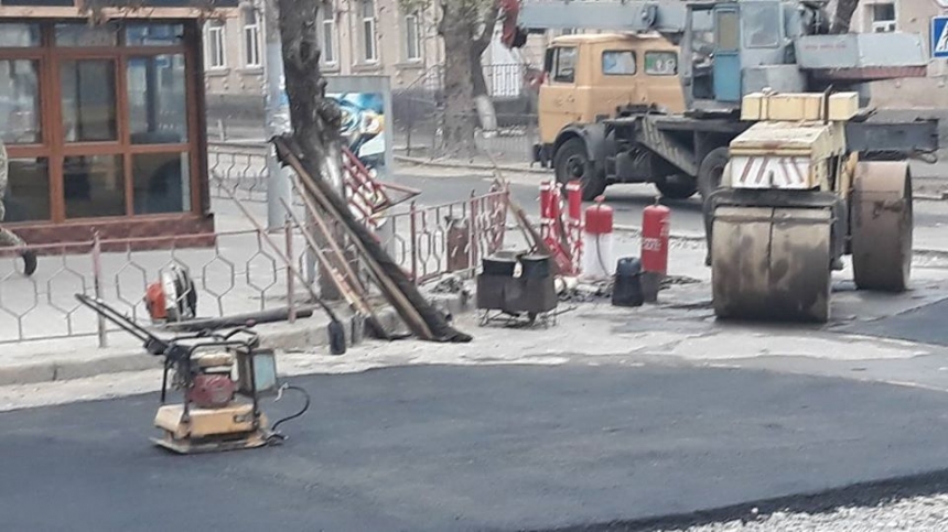 В центре Николаева в мороз укладывают асфальт. ФОТО