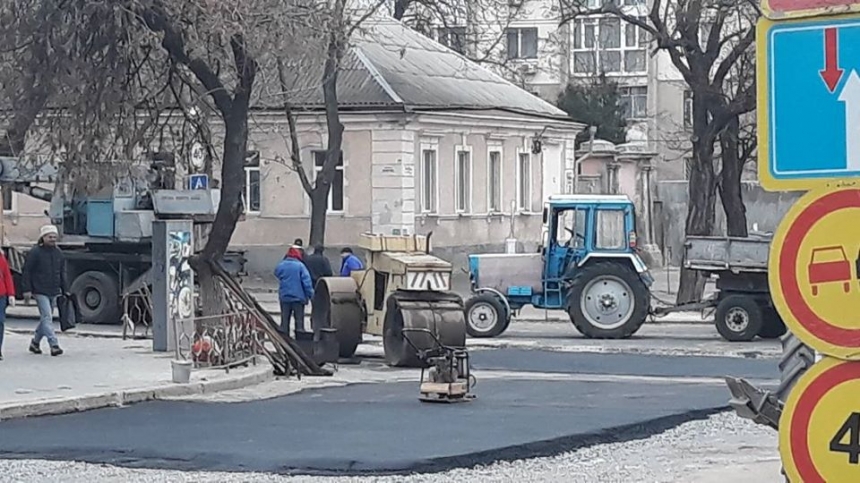 В центре Николаева в мороз укладывают асфальт. ФОТО