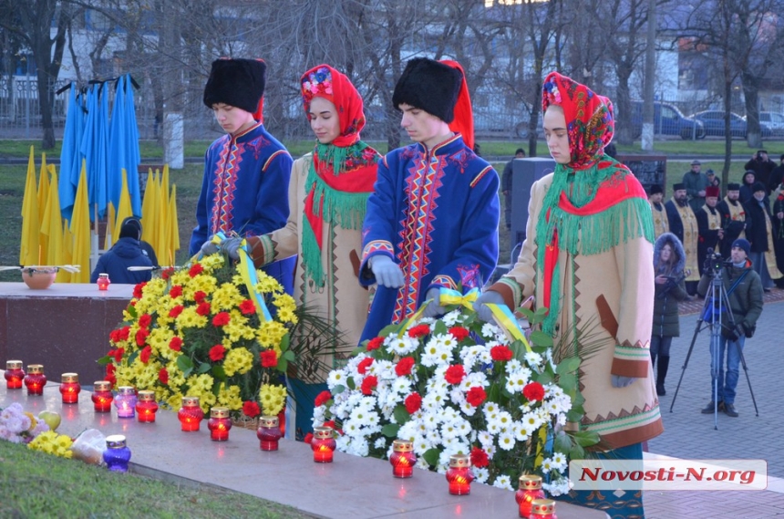 «Погибали, потому что были украинцами»: в Николаеве почтили память жертв голодомора