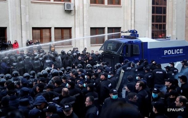 Полиция применила водометы для разгона митингующих в Тбилиси