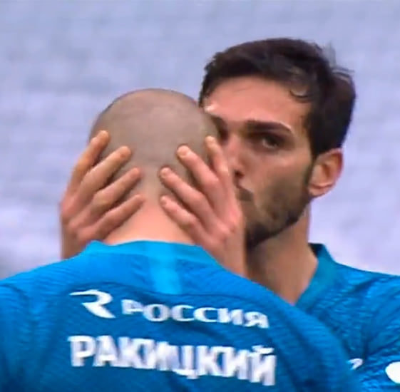Ракицкий стесняется поцелуев коллеги-футболиста и просит его больше так не делать