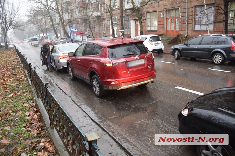 В Николаеве водителю Camry пришлось догонять даму на RAV4, зацепившую его авто