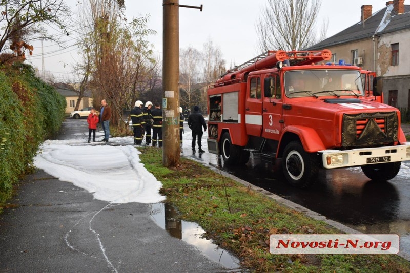 В Николаеве во дворе дома сгорела маршрутка