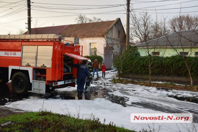 В Николаеве во дворе дома сгорела маршрутка