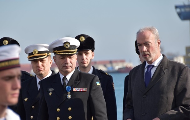 Командующего ВМС Украины наградил орденом президент Франции