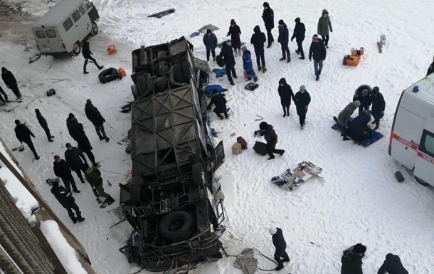 Видео с места ДТП с автобусом в России: 19 погибших , в том числе двое детей