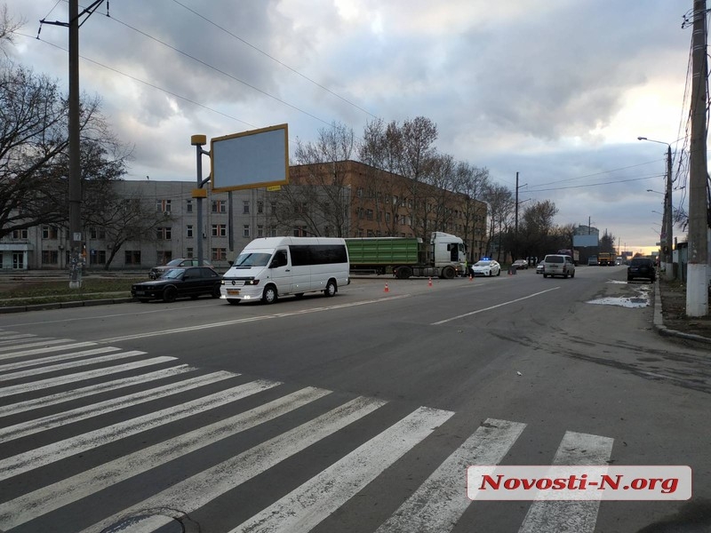 В Николаеве зерновоз въехал в маршрутку — пострадала пассажирка