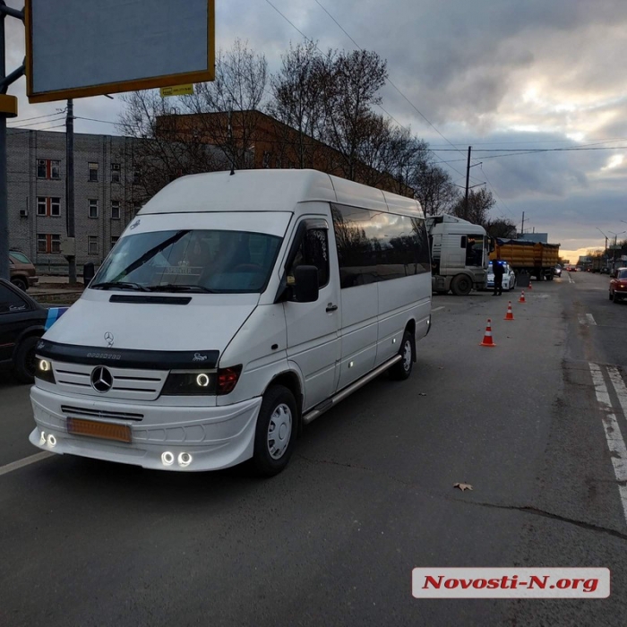 В Николаеве зерновоз въехал в маршрутку — пострадала пассажирка