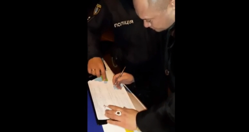 В Первомайске пьяный мужчина мочился на полицейский автомобиль. ВИДЕО