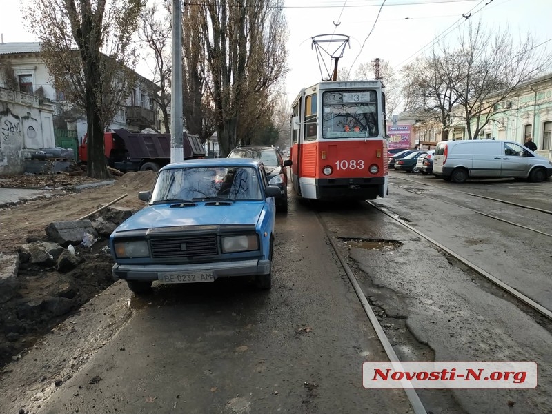 В центре Николаева блондинка на «Лексусе» заблокировала движение трамваев