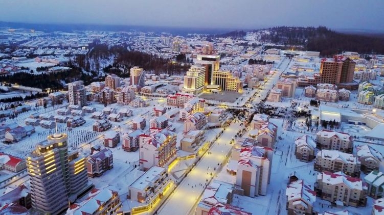 В Северной Корее за два года построили новый город с горнолыжным курортом у священной горы