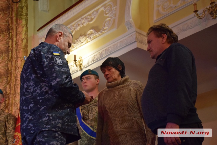 В Николаеве главком ВМС наградил военнослужащих и вручил сертификаты на жилье