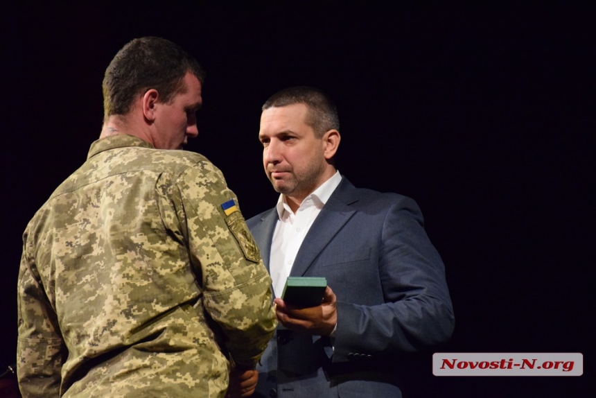 В Николаеве главком ВМС наградил военнослужащих и вручил сертификаты на жилье