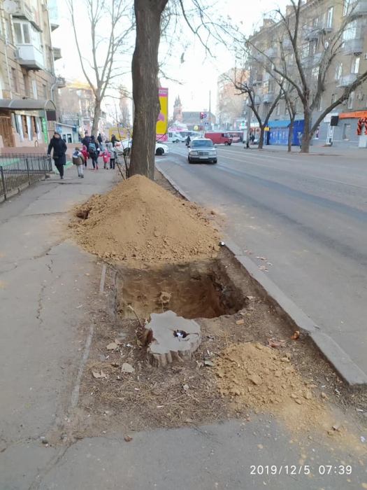 В центре Николаева вырыли яму под новый бигборд
