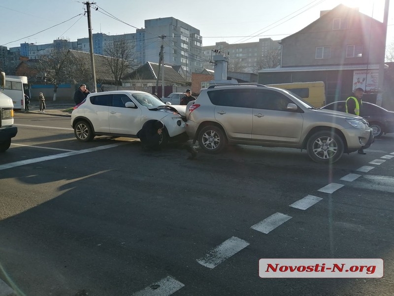 В Николаеве «Ниссан» врезался в «Тойоту»