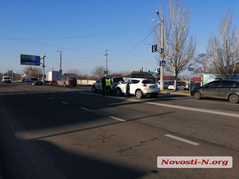 В Николаеве «Ниссан» врезался в «Тойоту»