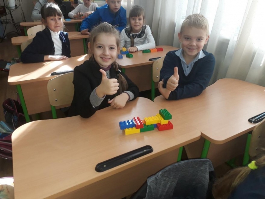 В Николаеве школы получили развивающие наборы LEGO