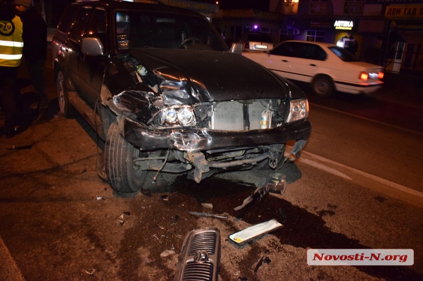 В Николаеве выехавший на главную «Чероки» протаранил три автомобиля