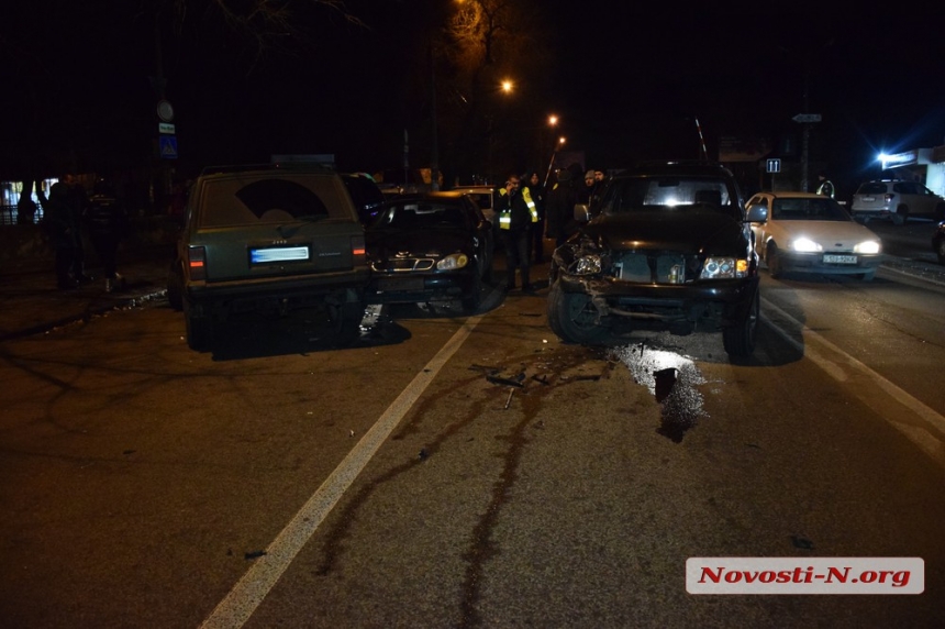 В Николаеве выехавший на главную «Чероки» протаранил три автомобиля