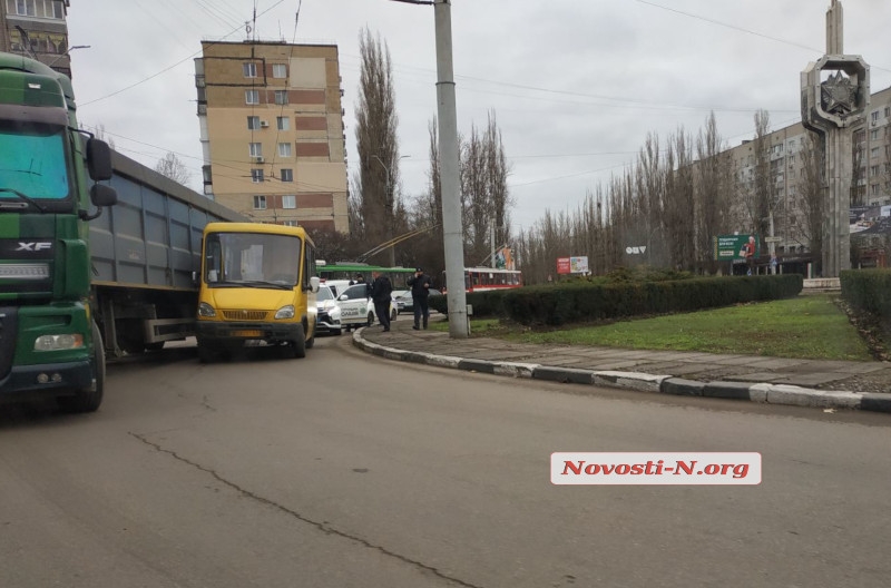 В Николаеве седельный тягач столкнулся с маршруткой