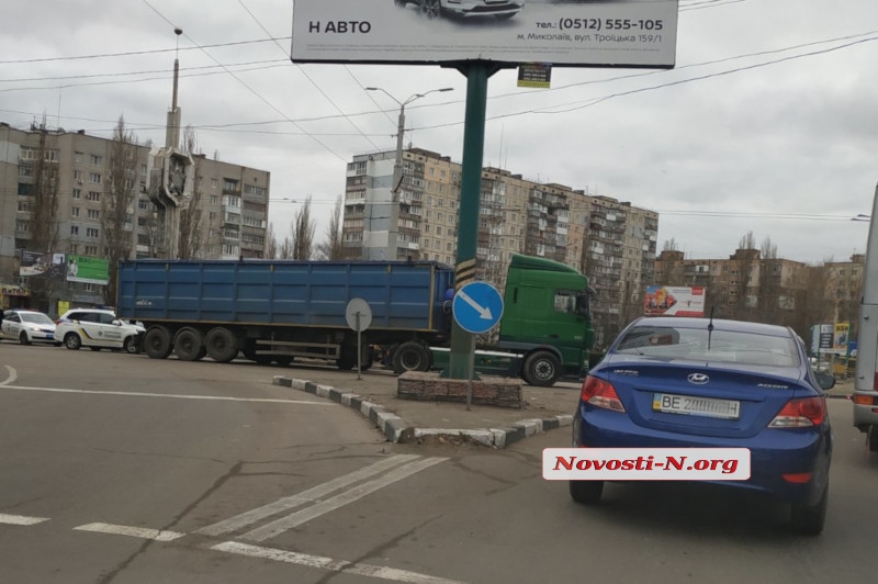 В Николаеве седельный тягач столкнулся с маршруткой