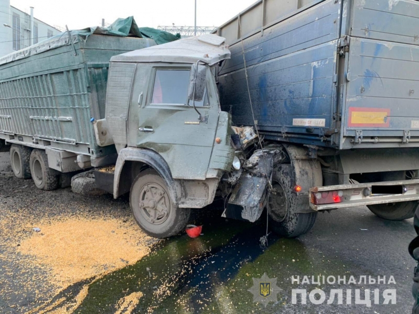 В Николаеве столкнулись два грузовика: пострадал водитель «КамАЗа»